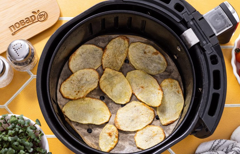 1. Этап. Чипсы из картошки в аэрогриле: Когда пройдет половина времени, можно открыть аэрогриль и посмотреть, нужно ли перевернуть картофельные слайсы или убрать те, что уже подгорают. После все повторите, пока не закончится картофель.