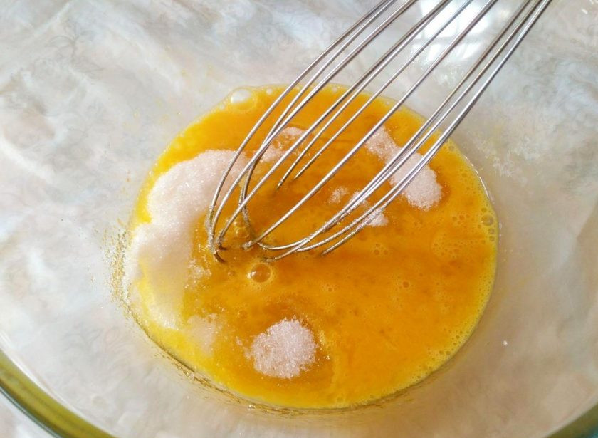 1. Этап. Кокосовый пирог со сливочной пропиткой: В глубокой миске взбейте яйца с сахаром (80 грамм) до его растворения.