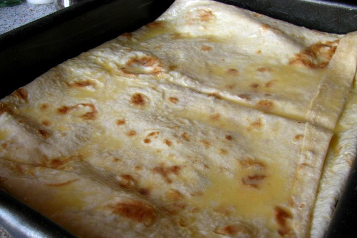 1. Этап. Ачма из лаваша в духовке: И так повторяем, пока начинка или лаваш не закончатся. Последний слой накрываем свисающими краями нижнего лаваша, смазываем все взбитым яйцом.