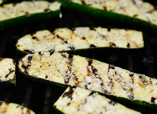 1. Этап. Цукини на гриле с чесноком и сыром: 6. В конце присыпьте сыром.