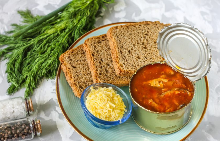 1. Этап. Бутерброды с килькой в томатном соусе: Подготовьте указанные ингредиенты.