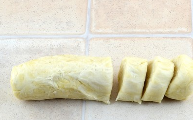 1. Этап. Самса с куриным филе: Раскатываем тесто в колбаску, разрезаем ее на 7-8 частей.