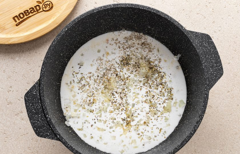 1. Этап. Паста Орзо в сливочном соусе: Влейте сливки, добавьте соль, чёрный молотый перец и сушеные итальянские травы. Доведите до кипения и потомите около 3 минут все вместе.