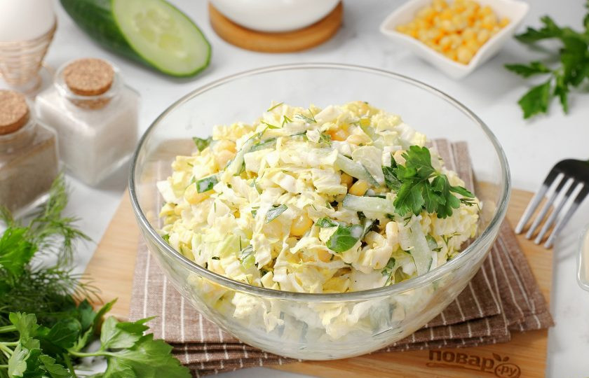 1. Этап. Салат с пекинской капустой, кукурузой и яйцом: Подавайте сразу к столу. Приятного аппетита!