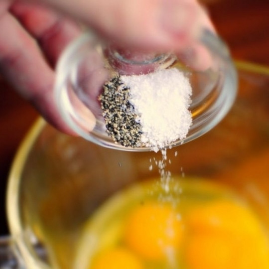 1. Этап. Суфле с картофелем и колбасками: Туда же добавляем соль и перец.