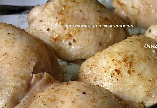 1. Этап. Курица в соусе из зеленого горошка: Курицу выньте из духовки, затем переложите на тарелку.