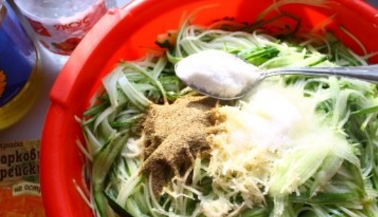 1. Этап. Салат из огурцов и морковки на зиму: Соединяем огурцы и морковь в одной емкости, добавляем измельченный чеснок, уксус, сахар, растительное масло, приправу и соль. Все перемешиваем. Накрываем емкость пищевой пленкой и убираем в холодильник на сутки. Во время маринования периодически перемешиваем салат ложкой.