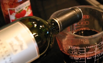 1. Этап. Свинина с вишневым соусом: Добавьте вино, тимьян и крахмал, разведенный в холодной воде.