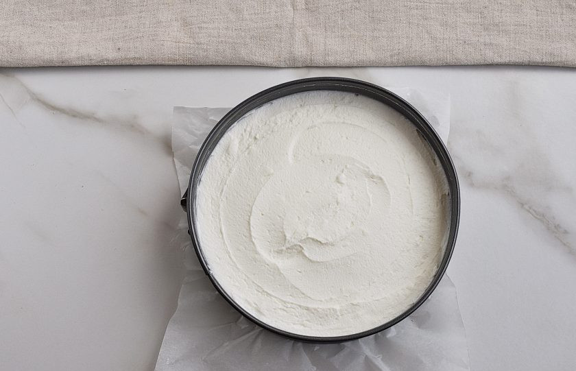 1. Этап. Торт из творога: Выложите творожную массу в форму поверх коржа из печенья. Пару раз слегка стукните формой об стол, удаляя излишки воздуха из начинки, иначе при выпечке торт может потрескаться.