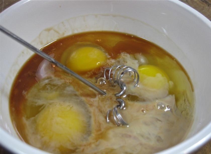 1. Этап. Ирландский чизкейк: Смешать вместе Ирландский крем, яйца и ванилин. Хорошо взбить.