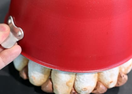 1. Этап. Шоколадный торт Шарлотта: Накройте форму тарелкой, и резким движением переверните ее. Снимите форму.