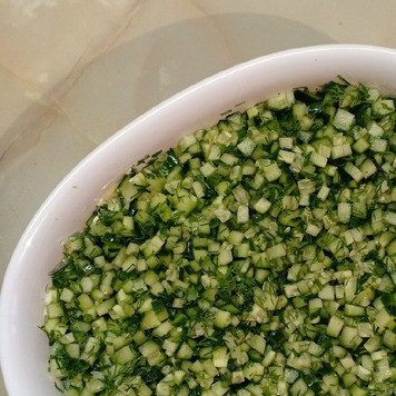 1. Этап. Салат Лужок: Свежие огурцы нарезать соломкой или кубиками, отжать лишнюю влагу. Укроп мелко покрошить. Смешать огурцы и укроп, слегка присолить. Выложить огуречно-укропную смесь на яичный слой, разровнять.