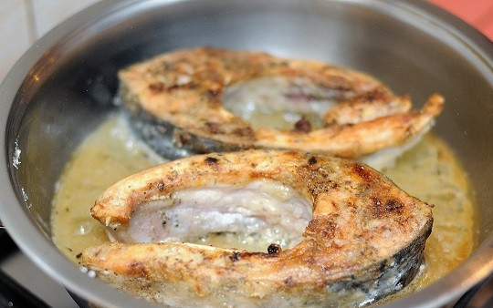 1. Этап. Сазан на сковороде: 6. После влейте немного горячей воды, накройте крышкой и потушите несколько минут.