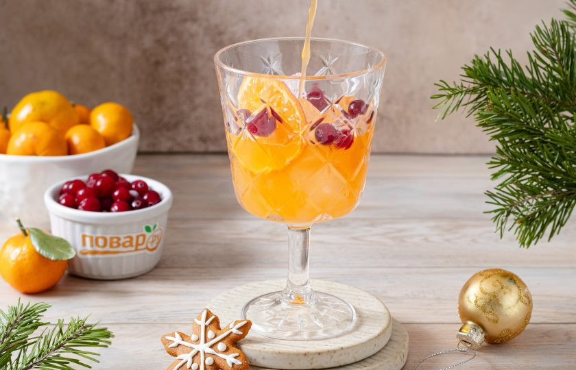 1. Этап. Новогодний коктейль: Влейте водку и апельсиновый сок.