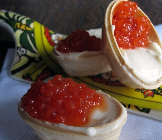 1. Этап. Вафельные тарталетки: Поверх сыра выложите икру. Я использую как натуральную икру, так и икру из водорослей. И та, и другая прекрасно сочетаются со сливочным сыром.