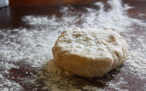 1. Этап. Пирог с лисичками и сыром: 1. Первым делом нужно сделать тесто. Муку со щепоткой соли всыпать в глубокую мисочку (можно использовать для удобства кухонный комбайн). Холодное сливочное масло нарезать небольшими кубиками и добавить в муку. Размять массу в крошку без комочков. Влить ледяную воду и замесить однородное тесто. Завернуть его в пищевую пленку и отправить в холодильник примерно на полчаса.