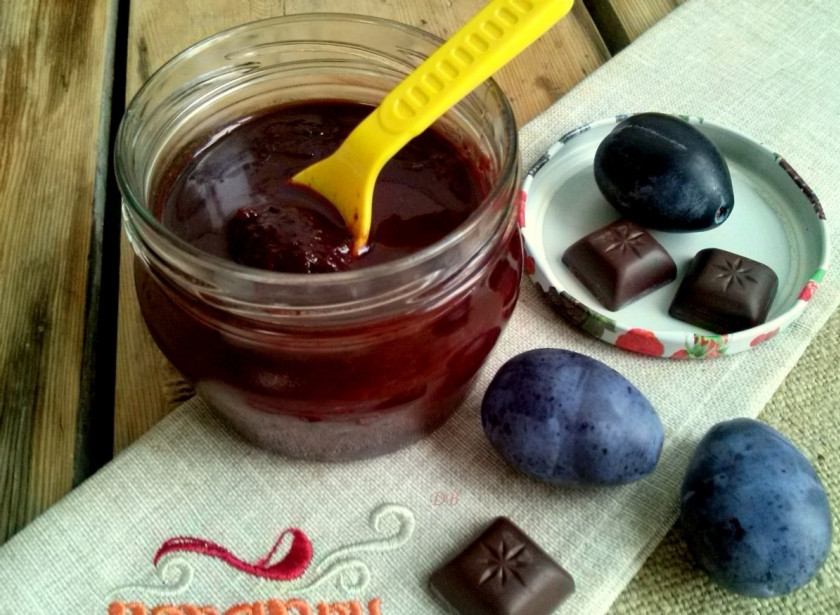 1. Этап. Слива в шоколаде на зиму: Разложите готовое варенье по стерильным баночкам и закрутите крышками. Храните в прохладном месте.