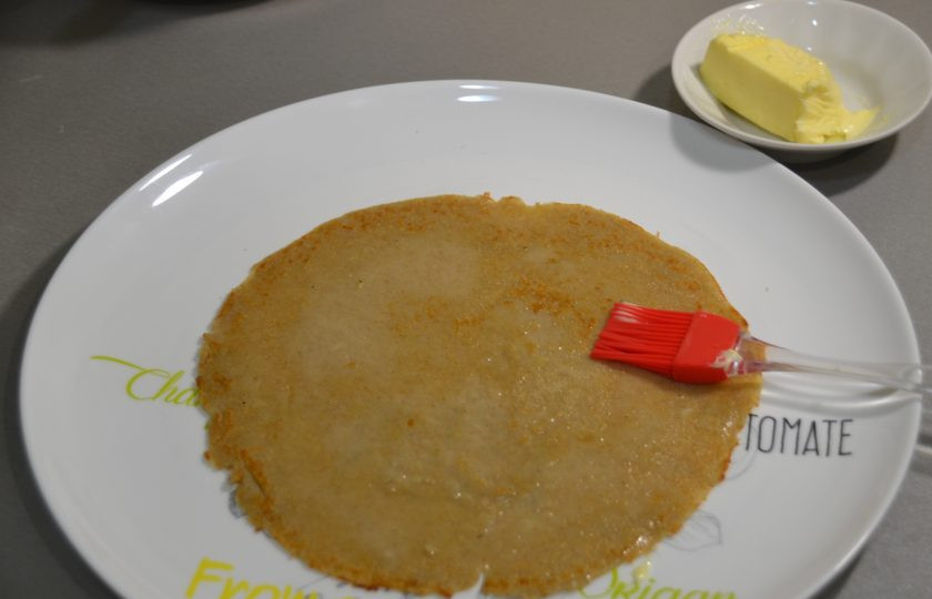 1. Этап. Яичница в блинах: Каждый готовый блин смажьте размягченным сливочным маслом.