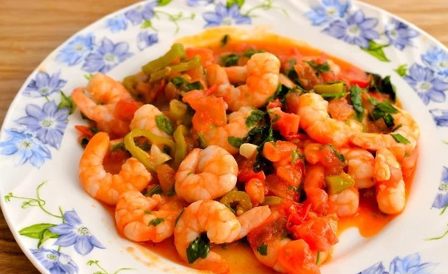 1. Этап. Креветочный салат: Добавьте немного соли и перца. Еще минутка - и наш теплый салат готов.