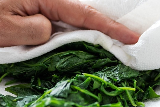 1. Этап. Макароны, фаршированные сыром и шпинатом: 1. Ракушки отправьте в кипящую подсоленную воду и проварите 3 минуты. Откиньте на дуршлаг и обсушите. Шпинат вымойте, опустите в отдельно кипящую воду и через минуту снимите с огня, обсушите как следует.