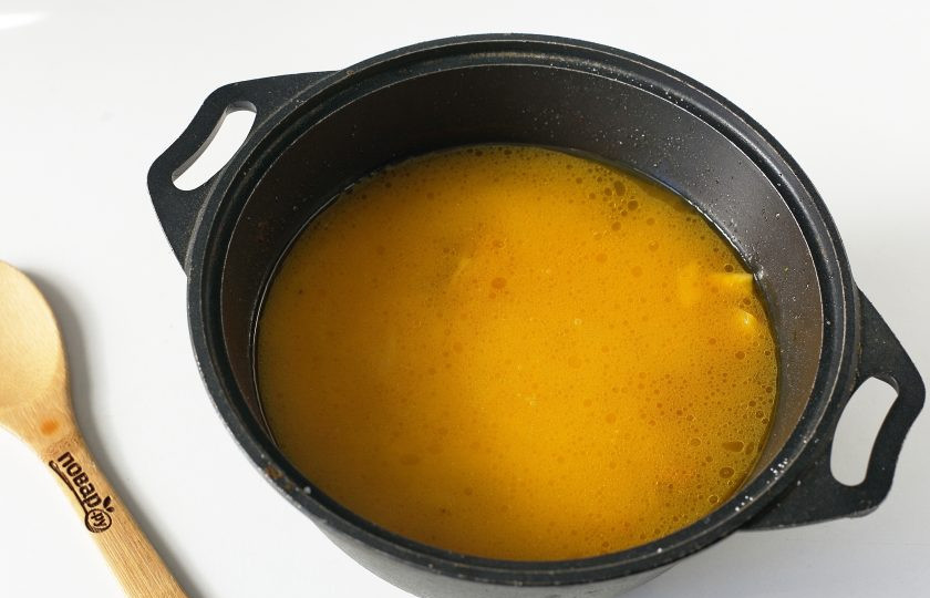 1. Этап. Рис с курицей и тыквой: Распределите сверху промытый рис, залейте его кипятком, чтобы вода покрывала рис примерно на 1 см. Добавьте соль по вкусу и готовьте на сильном огне до полуготовности риса. Затем соберите рис к центру казана, накройте тарелкой, сверху накройте все крышкой и продолжайте готовить на небольшом огне еще 10 минут.