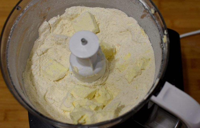 1. Этап. Хрустящий рулет с безе и орехами: Муку просейте с разрыхлителем. Добавьте нарубленное кусочками холодное масло, всыпьте сахар и соль. Пробейте блендером в пульсовом режиме до крошки.