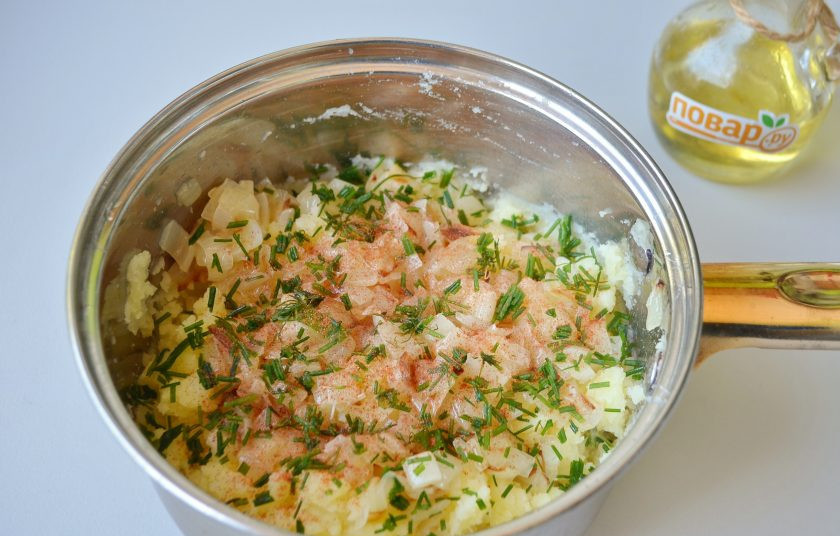 1. Этап. Курзе с картошкой: 7. Добавьте жареный лук с жиром (на котором он жарился), зелень, перец молотый. Перемешайте.
