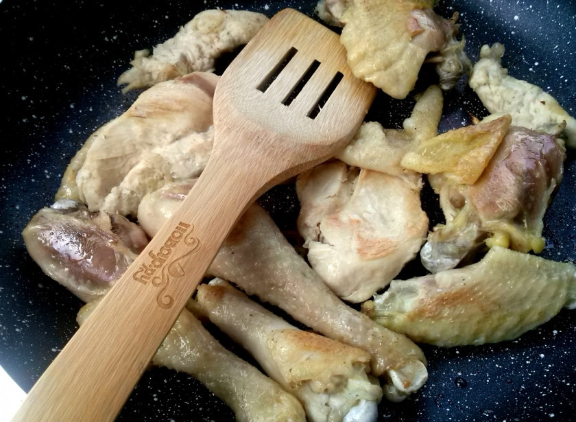 1. Этап. Чахохбили из курицы по-грузински: Если у вас домашняя птица, то советую проварить курицу 40 минут. Вынуть из бульона и дать остыть. Бульон сохранить. Разрезать курицу на небольшие куски. Если птица из магазина, то просто пропустите этот шаг. В глубокой сковороде обжарить куски курицы на растительном масле до румяной корочки.