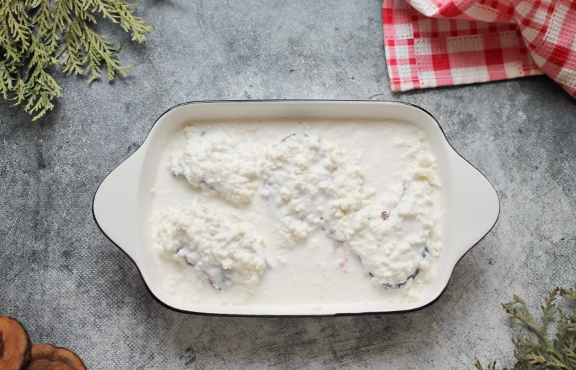 1. Этап. Форель в сливочно-сырном соусе: Сыр натрите на крупной терке и засыпьте форель. Сливки немного посолите и залейте рыбу с сыром.