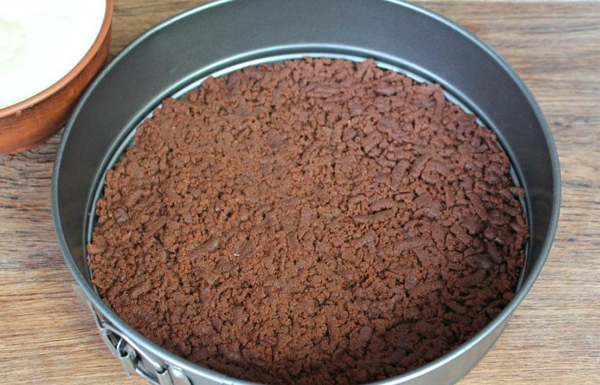 1. Этап. Тертый шоколадный пирог с творогом: Холодное тесто трем на терке и высыпаем на дно разъемной формы. Немного утрамбовываем. 25% теста оставляем в холодильнике.