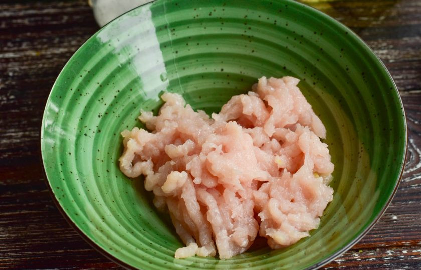 1. Этап. Куриные котлеты с кабачком и творогом: Перекрутите куриное филе на мясорубке.