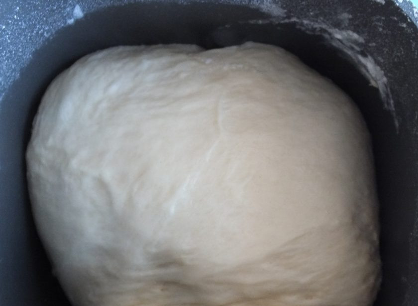 1. Этап. Булочки со сливками: Готовое тесто переложите на рабочую поверхность.