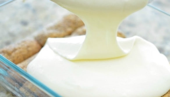 1. Этап. Тирамису классический итальянский: 5. Выложите на дно формы половину печенья в один слой, затем выложите половину крема.