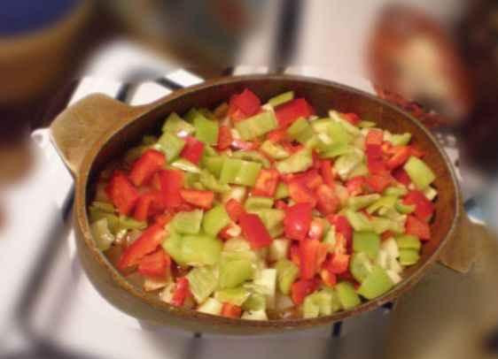 1. Этап. Рагу из баклажанов и кабачков: Последним в рагу добавляется болгарский перец (красный и зеленый). Их нужно меньше всего тушить, поэтому закидываем их обычно за 2-3 минуты до конца приготовления.