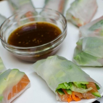 Спринг-роллы с лососем