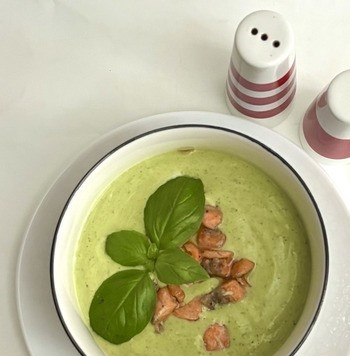 1. Этап. Холодный суп из цуккини и горошка: Разлить суп по тарелкам, украсить рыбкой и базиликом. По желанию выдавить из одной дольки лимонный сок. Можно добавить пару кусочков льда.