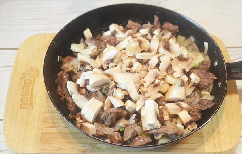 1. Этап. Говядина, тушенная с грибами и бренди-соусом: 6. Добавьте грибы и продолжайте все обжаривать.