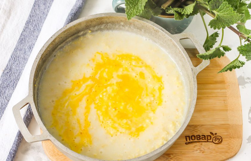 1. Этап. Пшенная каша с яйцом: Тонкой струйкой вливайте взбитое яйцо в кашу и сразу размешивайте.