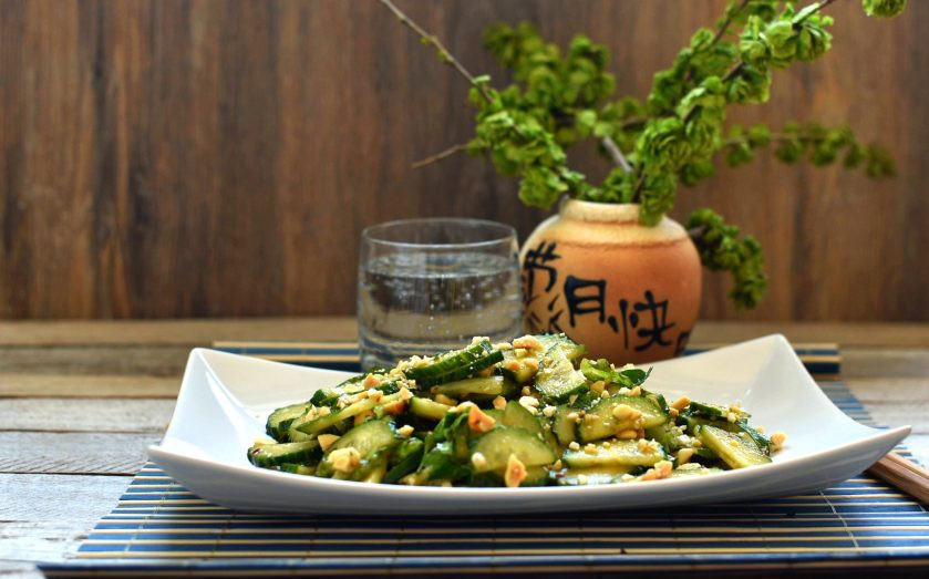 1. Этап. Освежающий салат из огурцов с арахисом: Подавайте салат сразу же.