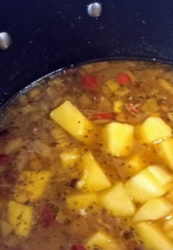 1. Этап. Бомбейское карри из манго и нута: Добавить манго и тушить под крышкой ещё 10-15 минут. Затем убрать с плиты