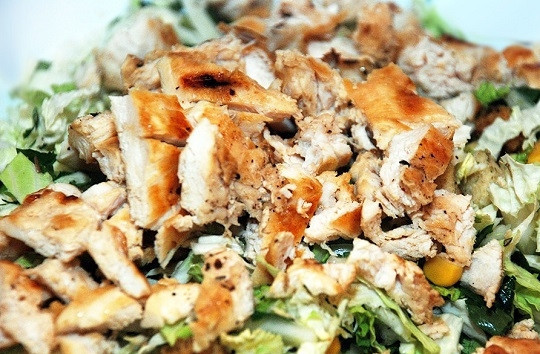 1. Этап. Салат из пекинской капусты без майонеза: 5. Курочку остудите немного и нарежьте.