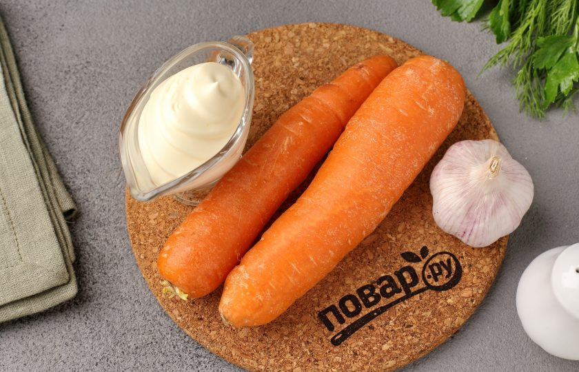 1. Этап. Салат из морковки с чесноком и майонезом: Подготовьте все ингредиенты.