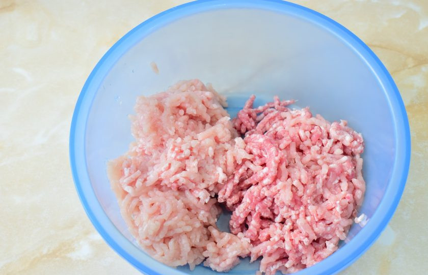 1. Этап. Люля-кебаб из свинины и курицы: Курицу и свинину пропустите через мясорубку и превратите в фарш.
