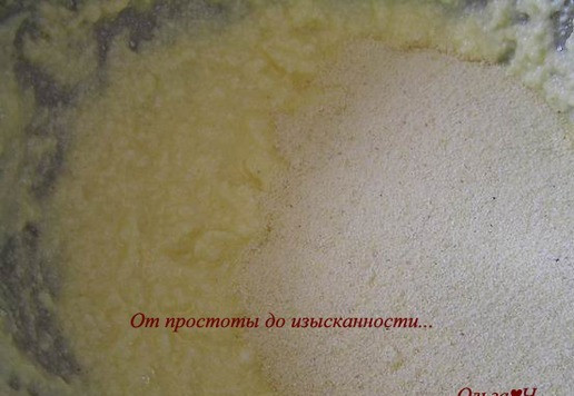 1. Этап. Творожный пирог с клубникой: Всыпьте манную крупу, перемешайте.