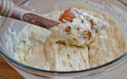 1. Этап. Банановые оладьи на молоке: 5. Жидкую смесь перелейте к мучной. Замешайте тесто.