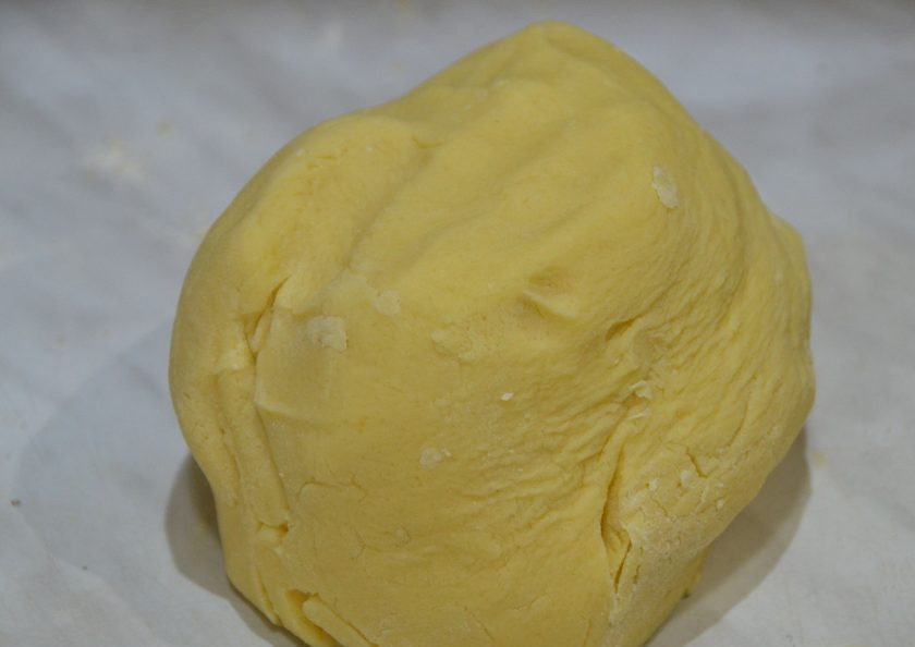 1. Этап. Пирог с грушами и сливами: Соберите тесто в шар.