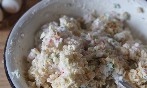 1. Этап. Cырные блины из сулугуни: Зелёный лук помойте и измельчите. Смешайте его с мелконарезанным крабовым мясом. Добавьте хрен, миндаль, жгучий перец. Перемешайте.