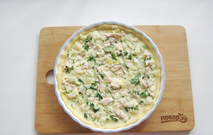 1. Этап. Киш с курицей и цветной капустой: Залейте киш приготовленной смесью.