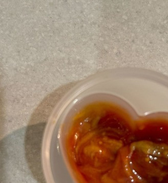 1. Этап. Хот-дог Новогодний: Томатный соус соединить с горчицей