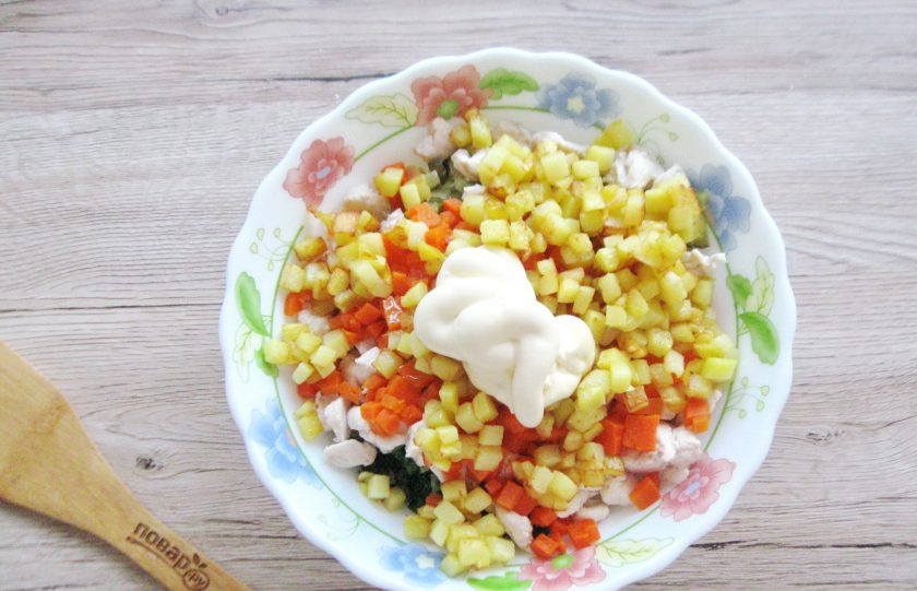 1. Этап. Жареный Оливье: Салат посолите, поперчите и заправьте майонезом.